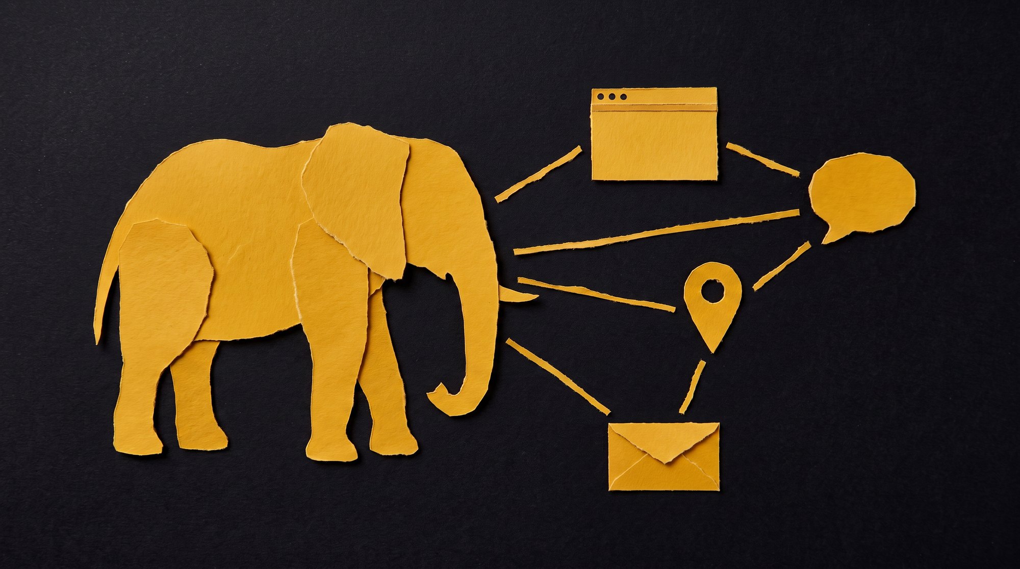 Un éléphant jaune en papier découpé, relié par des traits déchirés à quatre éléments découpés : une fenêtre de navigateur, une bulle de dialogue, une épingle de carte et une enveloppe, sur fond noir.