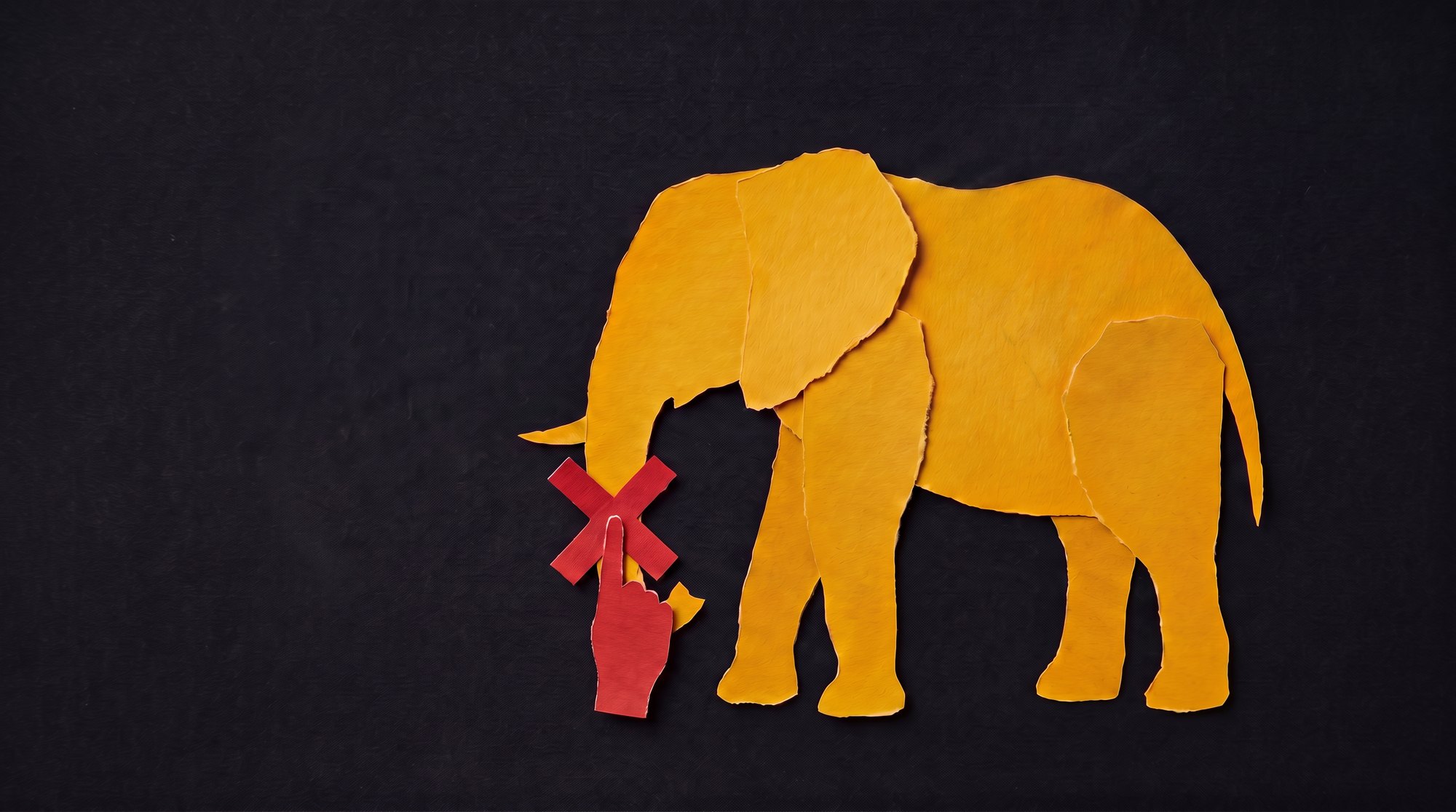 Un éléphant jaune en papier découpé, une main rouge doigt sur la bouche barrée d'une croix rouge devant sa trompe, sur un large fond noir laissé vide.